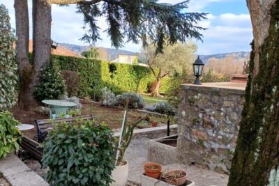 Maison de village rénovée avec dépendances et terrain attena – 6 pièces – 3 chambres – 105 m²