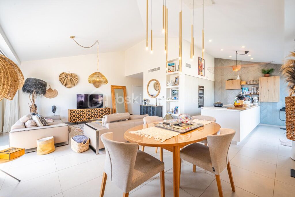 DPT VAR (83) – APPARTEMENT MODERNE ET SPACIEUX – VUE MER ET COLLINE – 4 pièces – 3 chambres – 106 m²