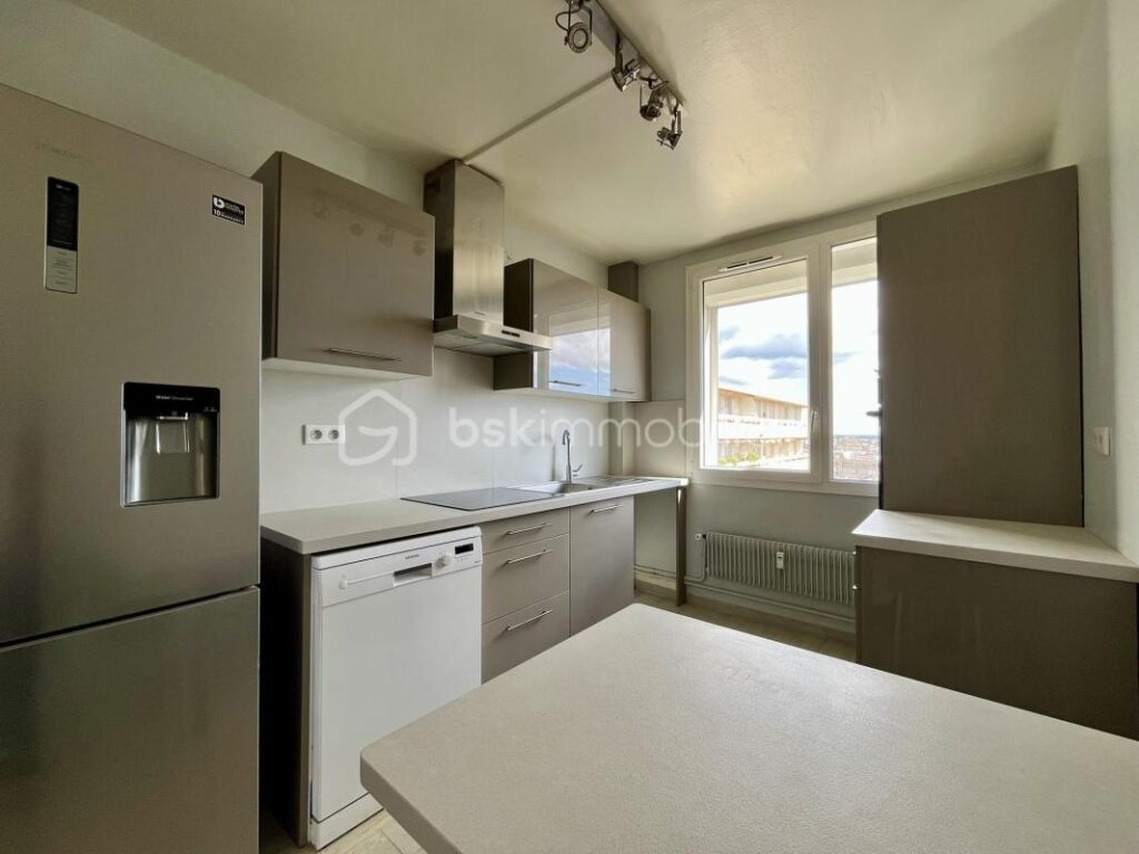 Appartement lumineux – Dernier étage – Fort potentiel – 2 pièces – 1 chambre – 65 m²