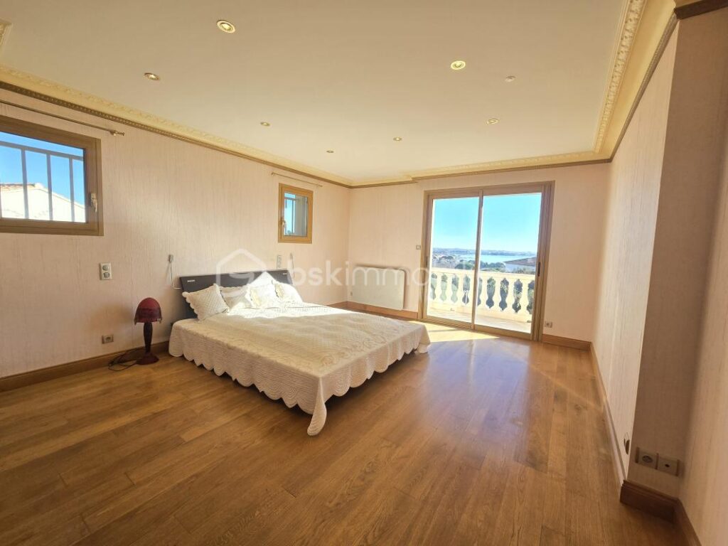 Villa de standing avec piscine à débordement et appartement indépendant – Bouzigues – 5 pièces – 4 chambres – 250 m²