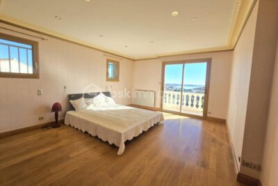 Villa de standing avec piscine à débordement et appartement indépendant – Bouzigues – 5 pièces – 4 chambres – 250 m²