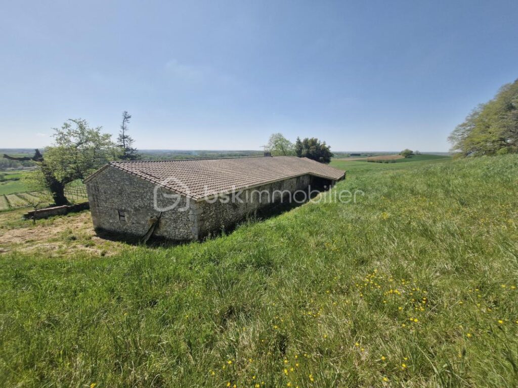 Belle maison en pierre à rénover de 150m2 avec deux dépendances de 100m2 et terrain de 47 hectares – 4 pièces – 2 chambres – 150 m²