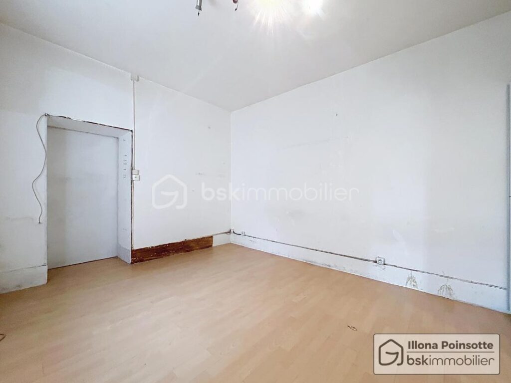 Maison avec dépendances et 1 hectare de terrain – 5 pièces – 4 chambres – 100 m²