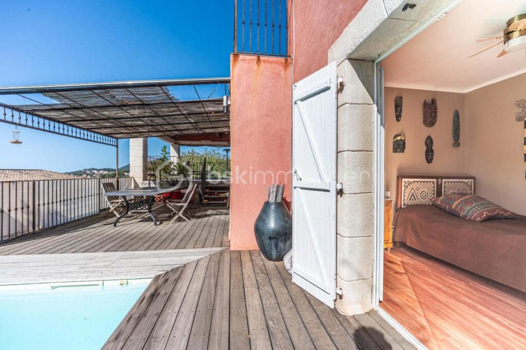 DPT VAR (83) – MAISON SPACIEUSE AVEC PISCINE et STUDIO – VUE MER – 8 pièces – 6 chambres – 172 m²