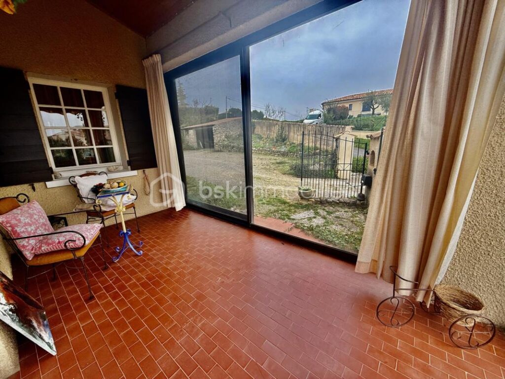 🏡À VENDRE VILLA DE 130 M2 + GRANDE VÉRANDA AVEC VUE PANORAMIQUE – GARAGE ET ABRIS DE JARDIN – FORT POTENTIEL SUR 1060 M2 DE TERRAIN – VALENSOLE – PRIX 305 000 € 🌿✨ – 5 pièces – 3 chambres – 130 m²