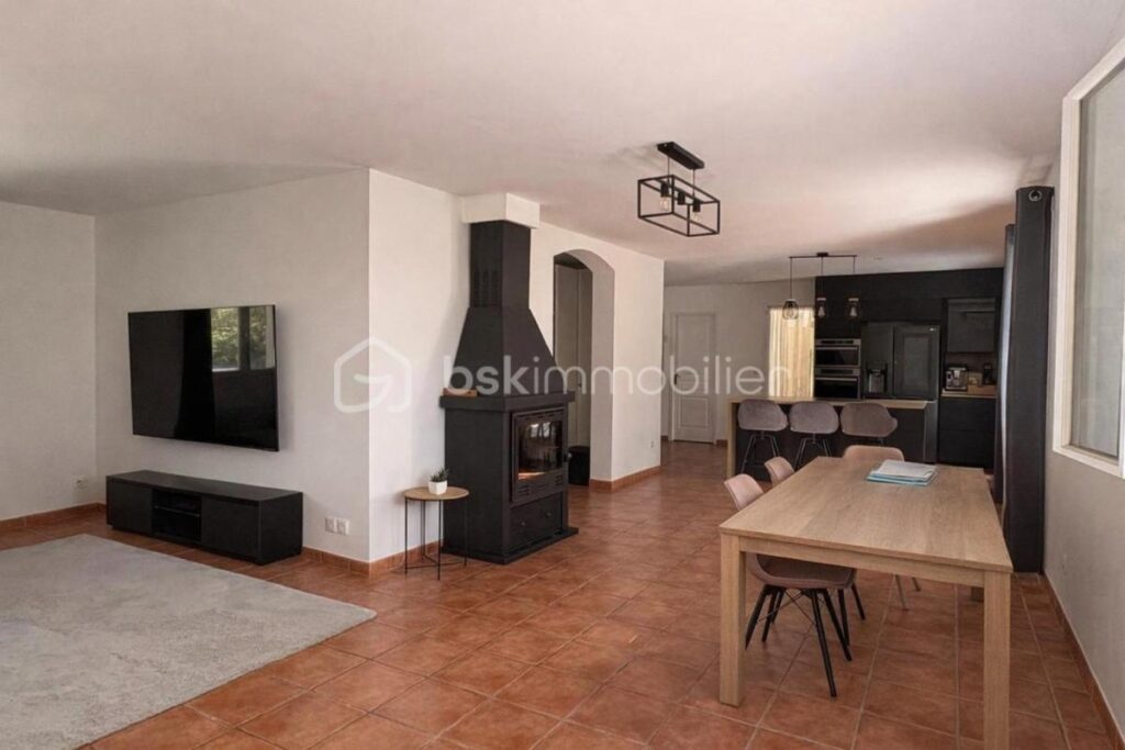 MAISON FAMILIALE 190 M2 – TARADEAU – 8 pièces – 5 chambres – 190 m²