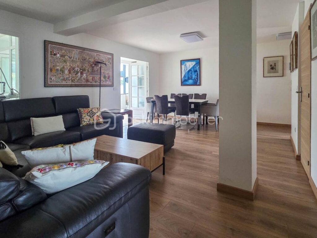 Boissy-Saint-Léger Appartement 5 pièces – rez-de-chaussée avec jardin sans vis-à-vis lumineux – trois places de parking sous-sol sans charges de copropriété plein sud – – 5 pièces – 3 chambres – 108 m²