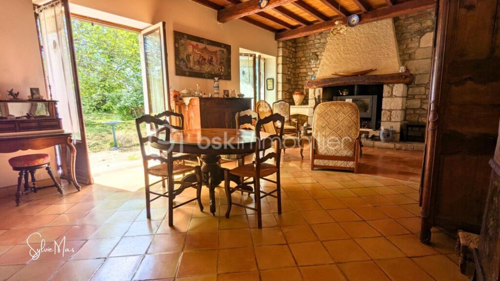 Ancienne grange en pierre sur 2,7 hectares avec vue dégagée au calme – 4 pièces – 3 chambres – 140 m²