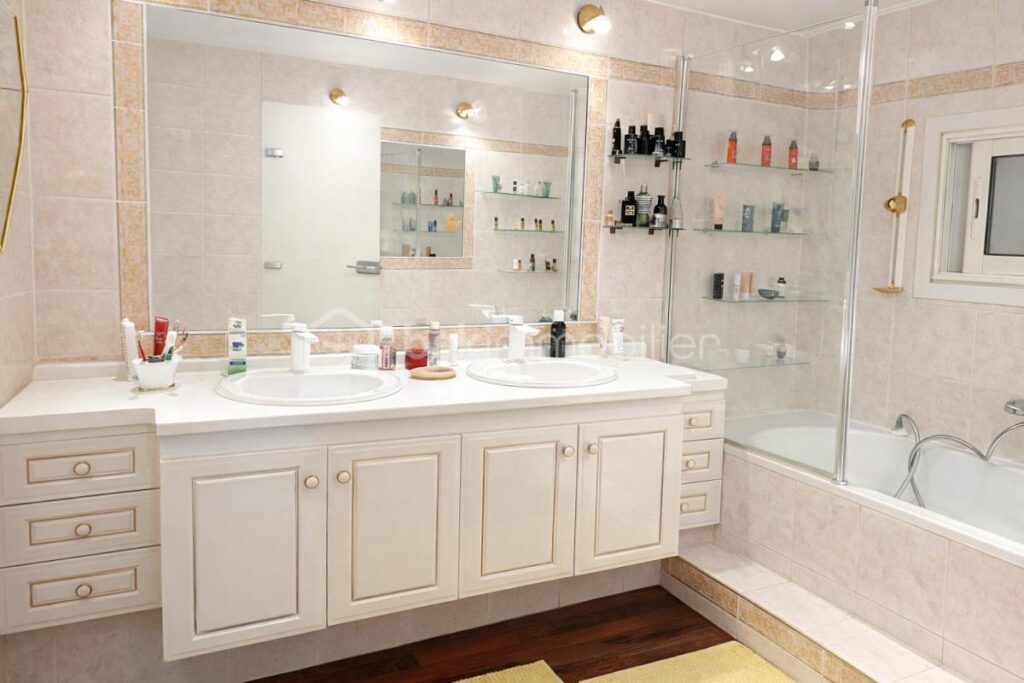 À 10 minutes de RAMBOUILLET, propriété de 220m²habitable sur terrain de 940m² avec une magnifique piscine de 5 M par 10 M – 4 pièces – 3 chambres – 171 m²