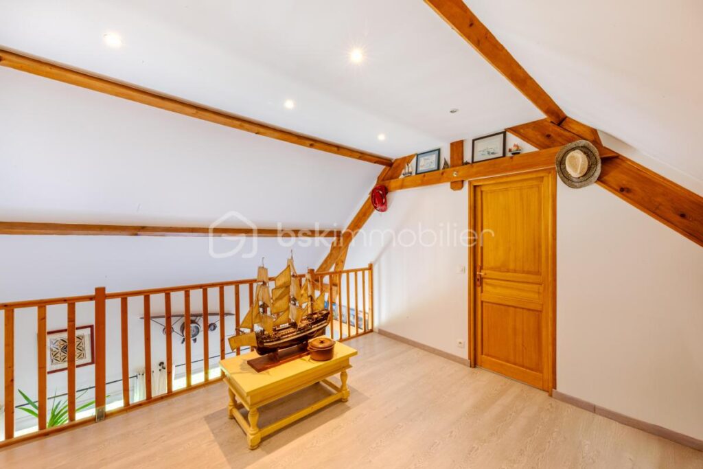 PAVILLON CENTRE-VILLE SANS VIS-A-VIS – 8 pièces – 5 chambres – 141 m²