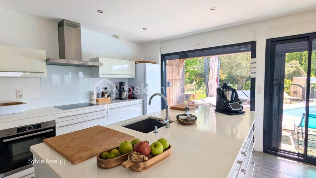 Propriété contemporaine avec vue panoramique – piscine – 7 pièces – 6 chambres – 204 m²