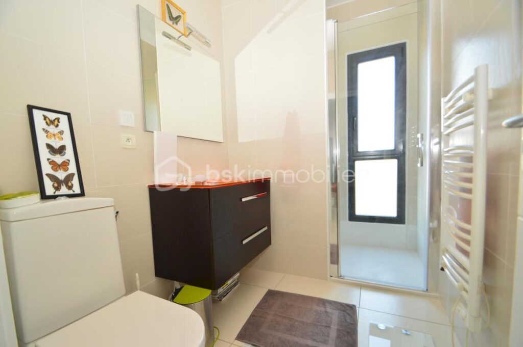 Belle villa avec jardin, garage et piscine – 5 pièces – 3 chambres – 180 m²