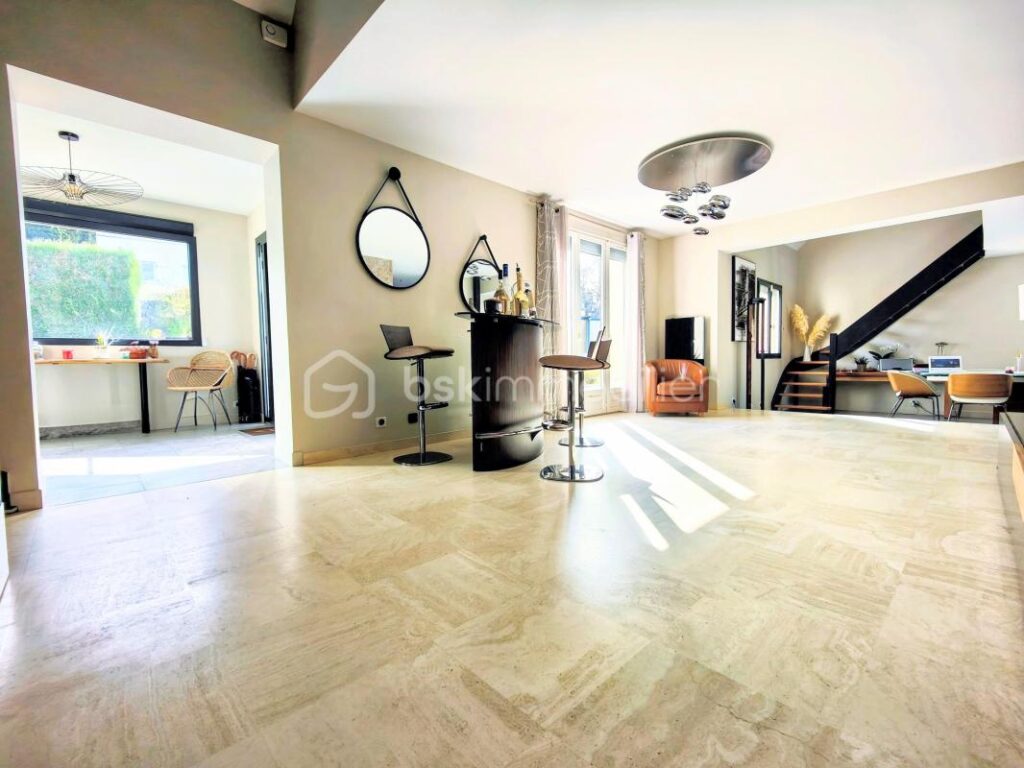 Maison contemporaine charmante et spacieuse à Jouars-Pontchartrain – 8 pièces – 3 chambres – 233 m²