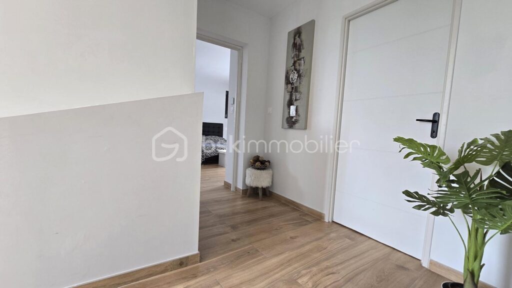 Villa contemporaine avec suite parentale en RDC, piscine, garage et grand jardin – 6 pièces – 4 chambres – 188 m²