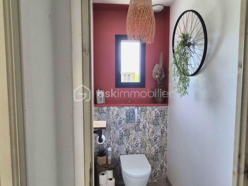 Exclusivité Maison contemporaine de 2018 – 154 m² – DPE A – Plain pied et Suite parentale – Terrain 1 139 m² – Garage – 6 pièces – 5 chambres – 154 m²