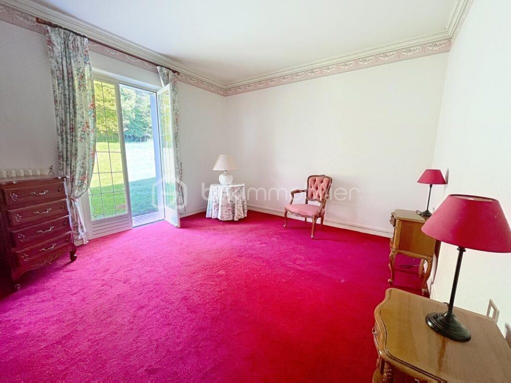 PAVILLON SUR SOUS SOL COMPLET – 8 pièces – 4 chambres – 178 m²