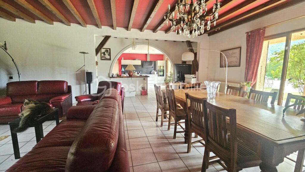 Maison 5 chambres 215 m² piscine et terrain – 6 pièces – 5 chambres – 215 m²