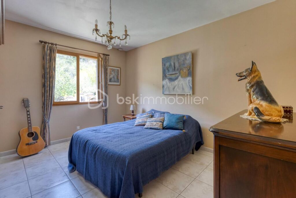 PRUNIERES 38350 – VILLA individuelle de PLAIN PIED de 124m² – 3 CHAMBRES, COMBLES à aménager. VUE EXCEPTIONNELLE, CADRE NATUREL privilégié – 5 pièces – 3 chambres – 124 m²