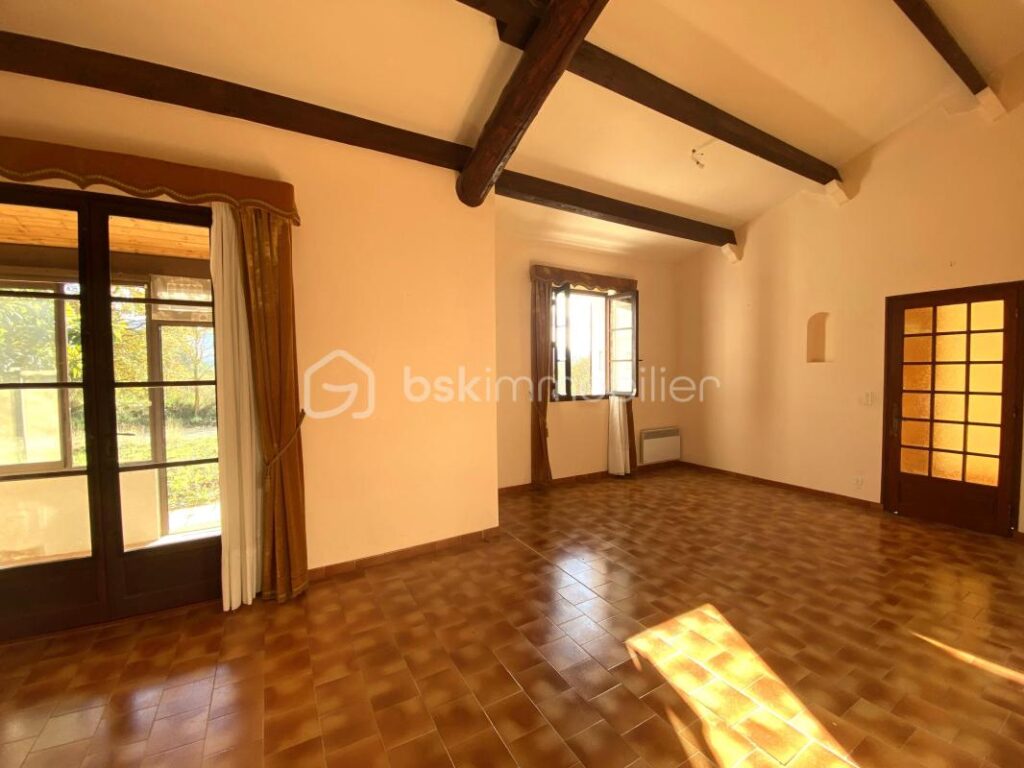 Maison traditionnelle de plain-pied de 133 m² – 6 pièces – 4 chambres + Grand Garage + Patio, sur un terrain de 4 000 m² – 6 pièces – 4 chambres – 133 m²