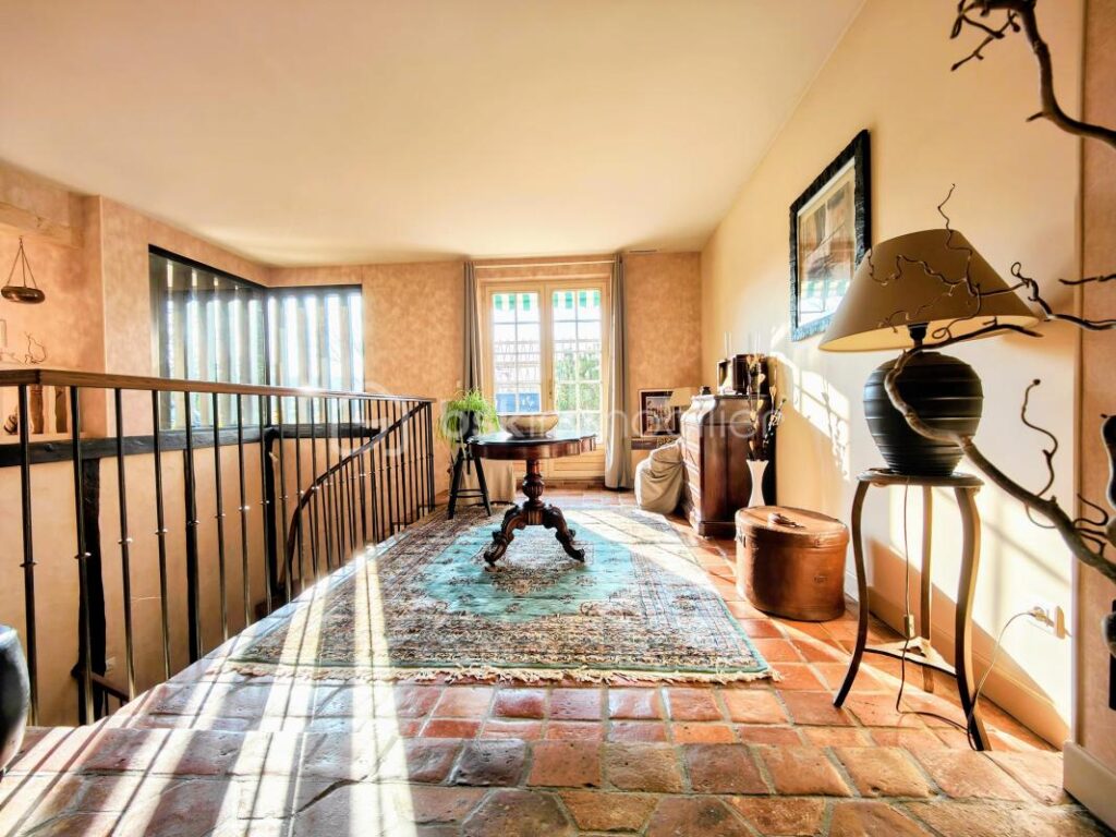 Au calme, grande maison familiale 6 ch av jardin clos arboré, terrasse et piscine couverte – 15 pièces – 6 chambres – 390 m²