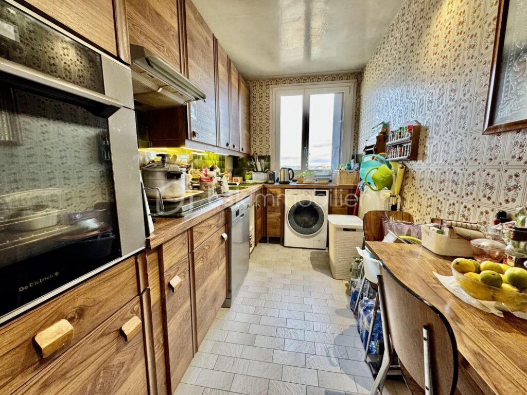 Appartement familial T5 spacieux + box – 111 m² – Stains – 5 pièces – 3 chambres – 111 m²
