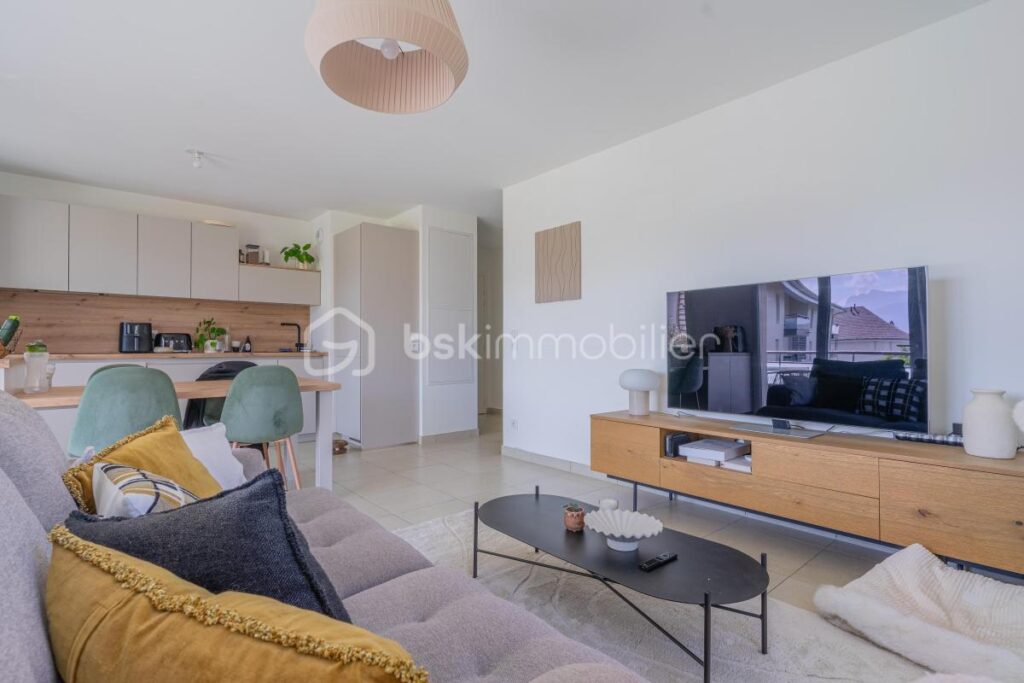 Superbe T3 récent (62m²) avec terrasse, vue montagnes, place de parking privative en sous-sol – Poisy (Brassilly) – 3 pièces – 2 chambres – 62 m²