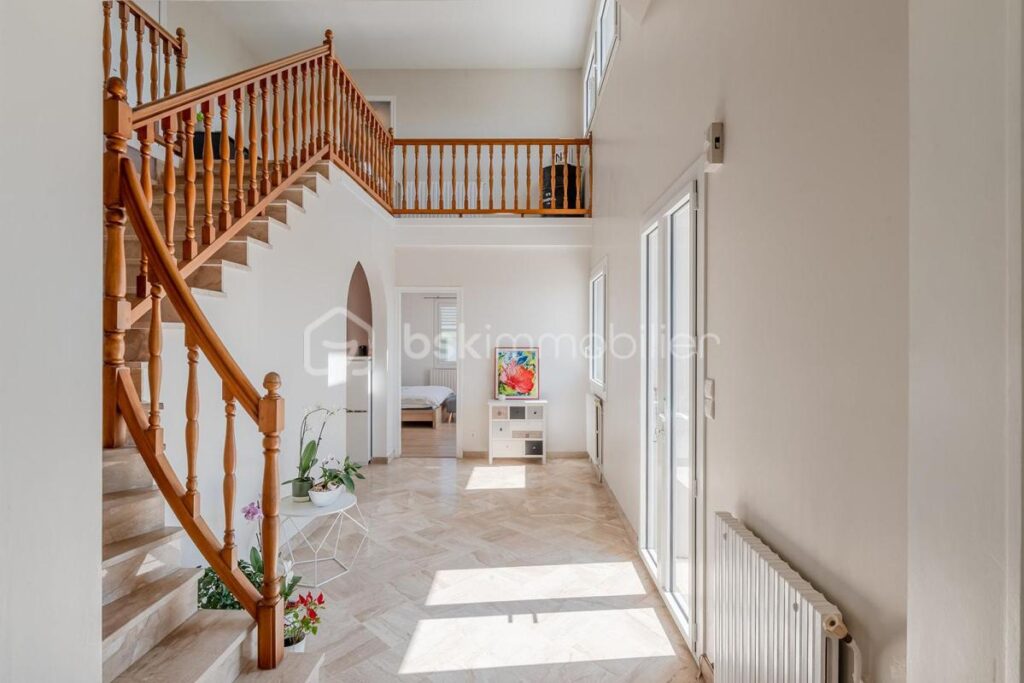 MAISON FAMILIALE AVEC VUE DÉGAGÉE, AU CALME DANS UN CADRE EXCEPTIONNEL PROCHE COMMODITÉS – 8 pièces – 5 chambres – 241 m²