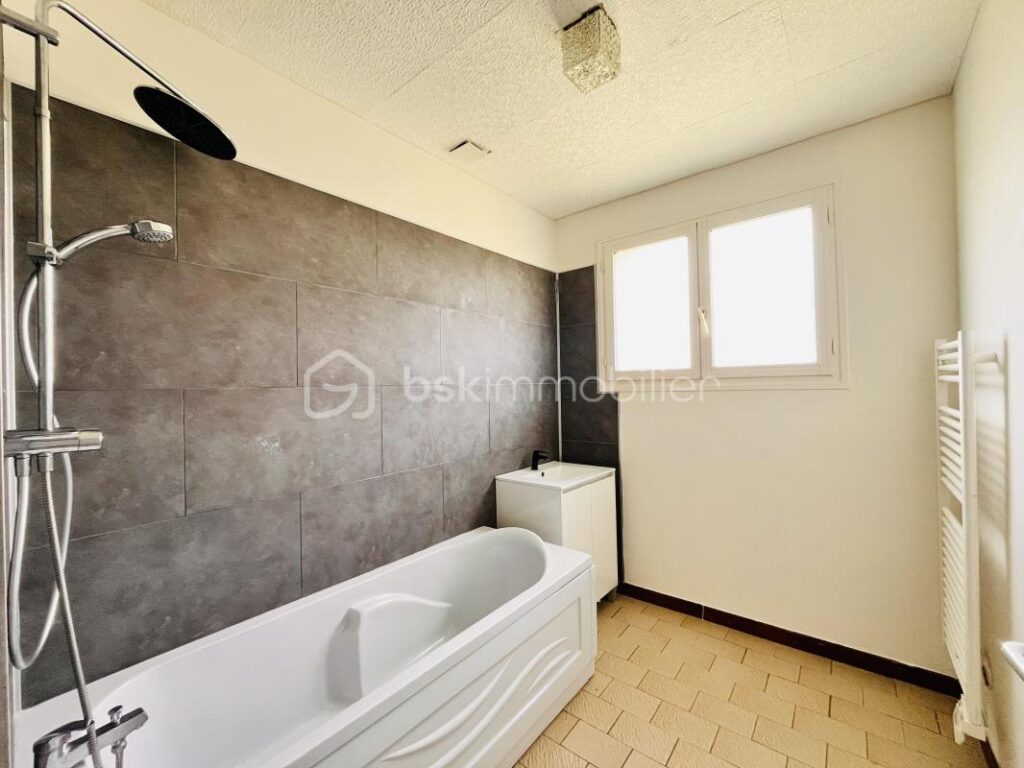 Maison 5 chambres, vie de plain-pied, sous-sol complet – 6 pièces – 5 chambres – 115 m²