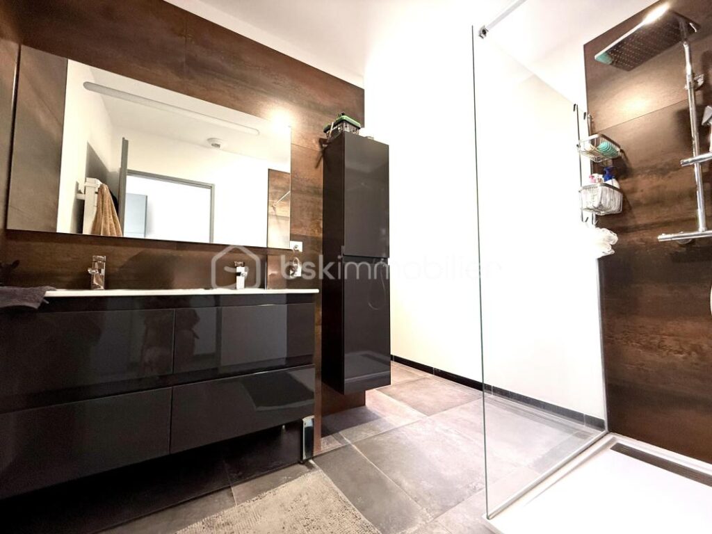 À VENDRE VILLA MODERNE 89M2 – 3 CHAMBRES + GARAGE – SUR 750 M2 DE TERRAIN À GRÉOUX LES BAINS – 4 pièces – 3 chambres – 88 m²