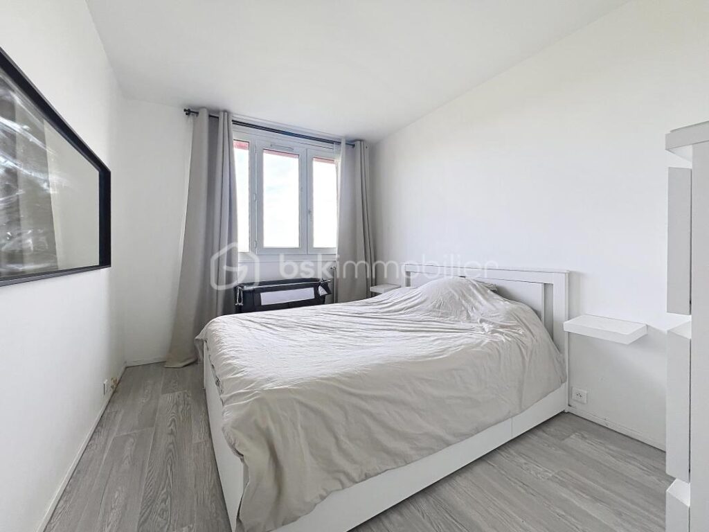 RARE EN CENTRE-VILLE – APPARTEMENT 3 PIÈCES RÉNOVÉ AVEC PARKING ET VUE SEINE – 3 pièces – 2 chambres – 64 m²