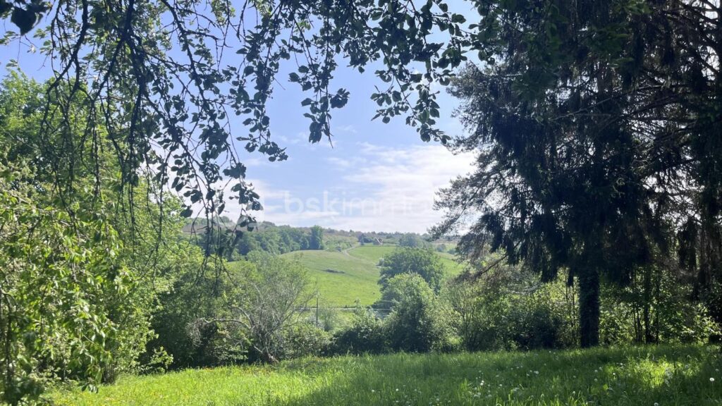 Terrain avec vue sur la campagne – Cadre verdoyant et préservé – NR pièces – NR chambres – 1587 m²