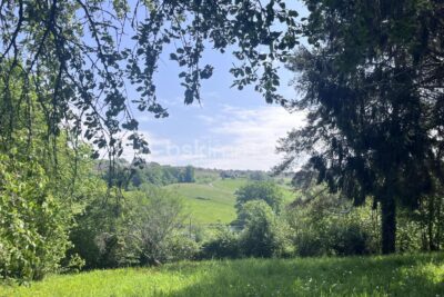 Terrain avec vue sur la campagne – Cadre verdoyant et préservé – NR pièces – NR chambres – 1587 m²