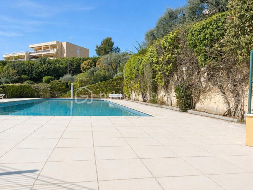Vous recherchez un cadre de vie exceptionnel ? Ne cherchez plus… cette pépite se trouve à Grasse – 4 pièces – 3 chambres – 91 m²