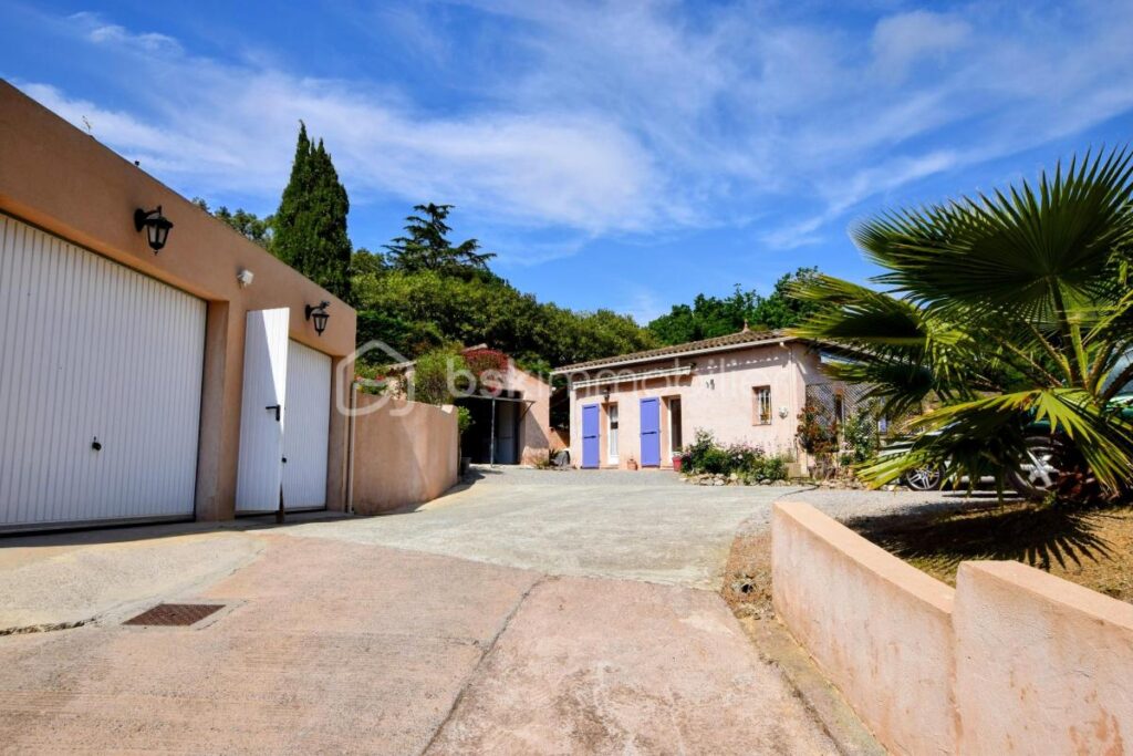 Superbe villa de 148 m2 sur une terrain de 2400 m2 – 5 pièces – 4 chambres – 148 m²