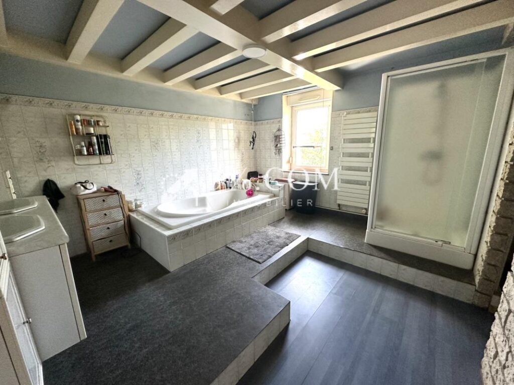 MAISON DE VILLAGE 210 M2 – TERRAIN 868 M2 – 8 pièces – 3 chambres – 210 m²