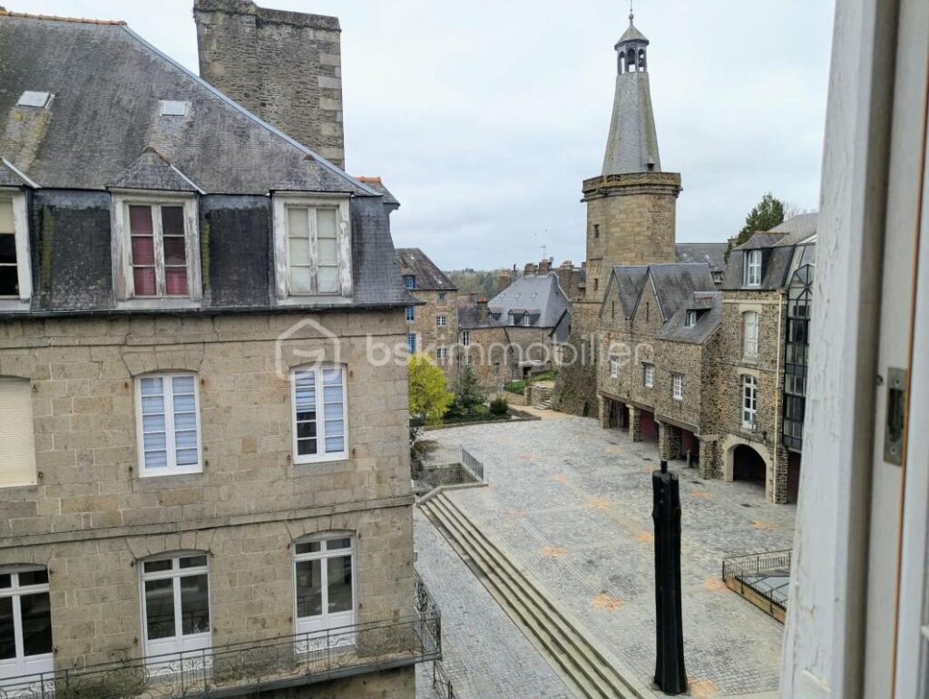 Appartement à vendre – Cœur de ville de FOUGERES avec vue sur le beffroi – 4 pièces – 2 chambres – 63 m²