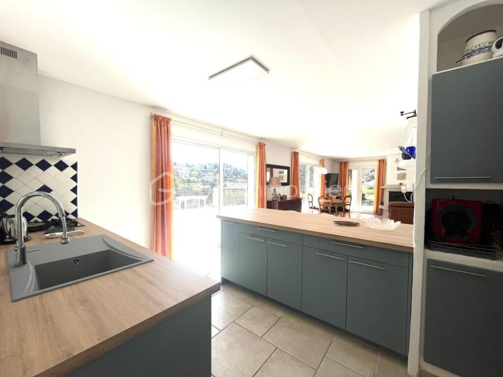 VILLA T4 + T2 – Saint Paul En Forêt – Vue exceptionnelle, au calme avec un fort potentiel ! – 6 pièces – 4 chambres – 145 m²