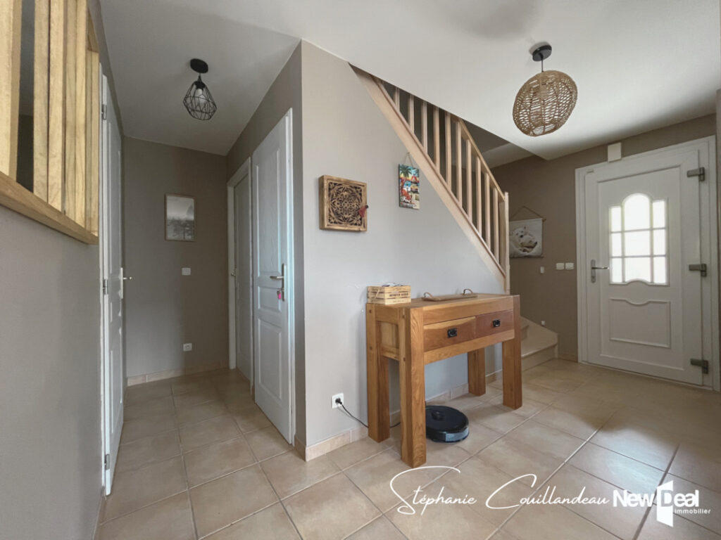 Jolie maison en parfait état avec grand terrain, piscine et belle vue lac à Grésy sur Aix – 5 pièces – 4 chambres – 119 m²