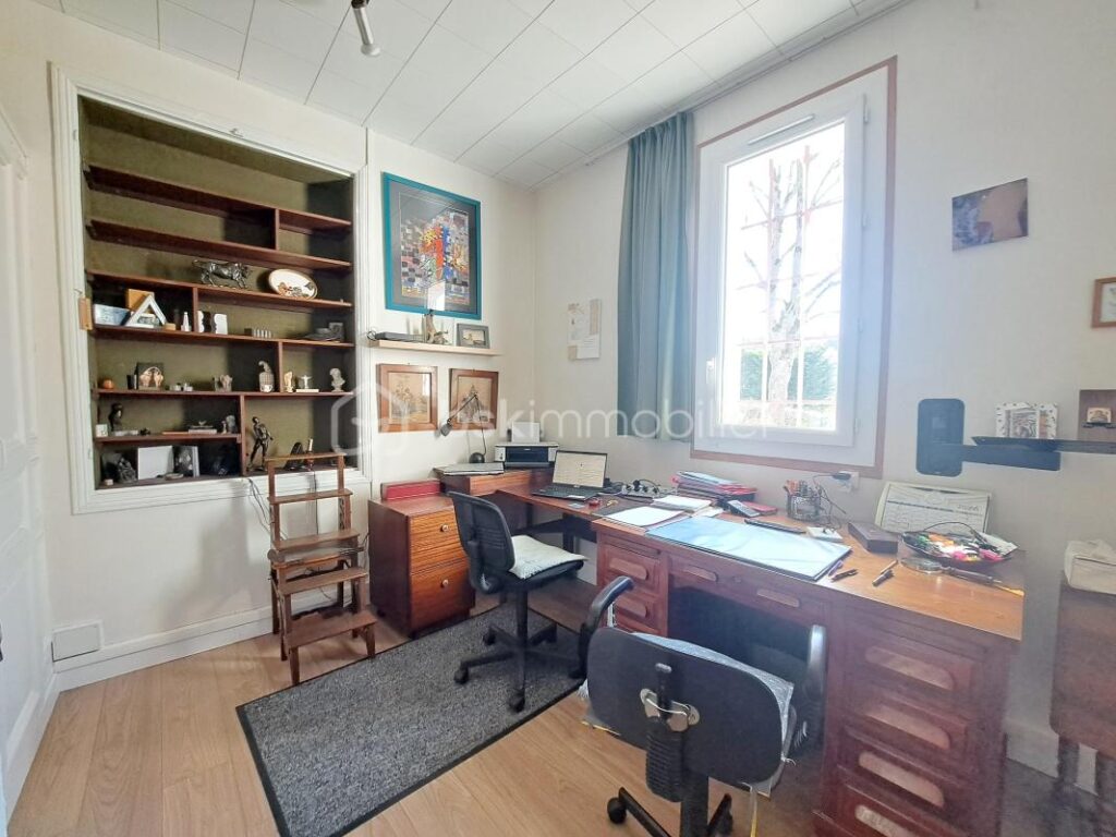 PROPRIETE DE CARACTETRE AVEC DEPENDANCE SUR ENVIRON 3750 M² DE TERRAIN DANS UN ENVIRONNEMENT CALME – 10 pièces – 7 chambres – 222 m²