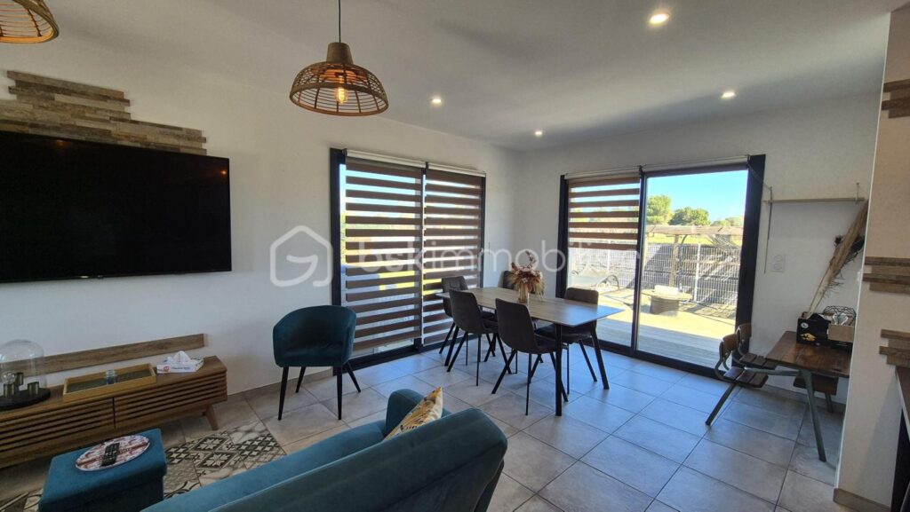 A VENDRE VILLA TROIS FACES DE 96M² SUR TERRAIN DE 394M A SAINT CYPRIEN – COTE VILLAGE – EN IMPASSE – TROIS CHAMBRES – DEUX PIECES D EAU – DEUX TOILETTES – BUANDERIE – PISCINE – TERRASSE – PROCHE DES ECOLES DES COMMERCES ET DES PLAGES – 5 pièces – 3 chambres – 96 m²