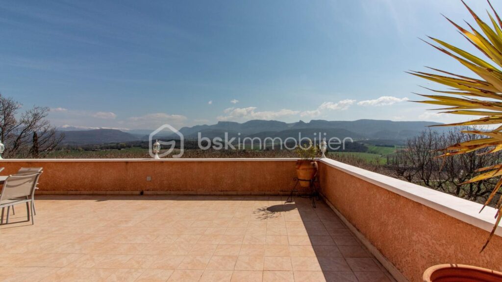 Vue panoramique 180° – Position dominante – À 15 min de Montélimar – 6 pièces – 4 chambres – 194 m²