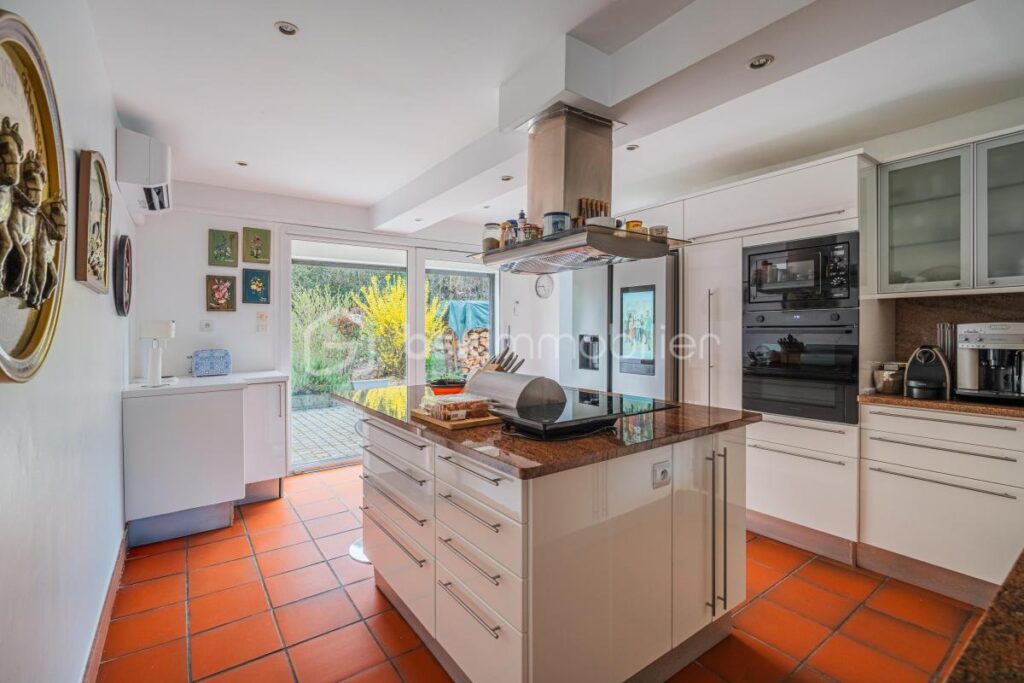 Propriété haut de gamme avec piscine & vue dégagée – 264 m² Brié et Angonnes – 8 pièces – 4 chambres – 274 m²