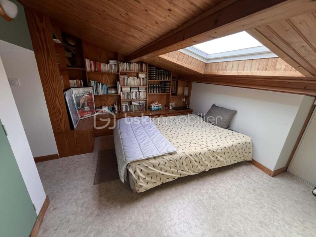 Maison 5 chambres sur jardin clos – GESTE – 260 000 € HAI – 8 pièces – 5 chambres – 166 m²