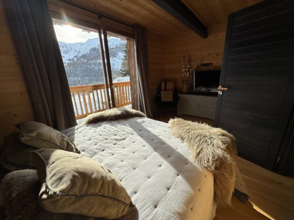 à vendre CHALET DE PRESTIGE — Auron, Station des Alpes-Maritimes 176 m² — 4 chambres — Vue imprenable sur le domaine skiable – 6 pièces – 4 chambres – 176 m²