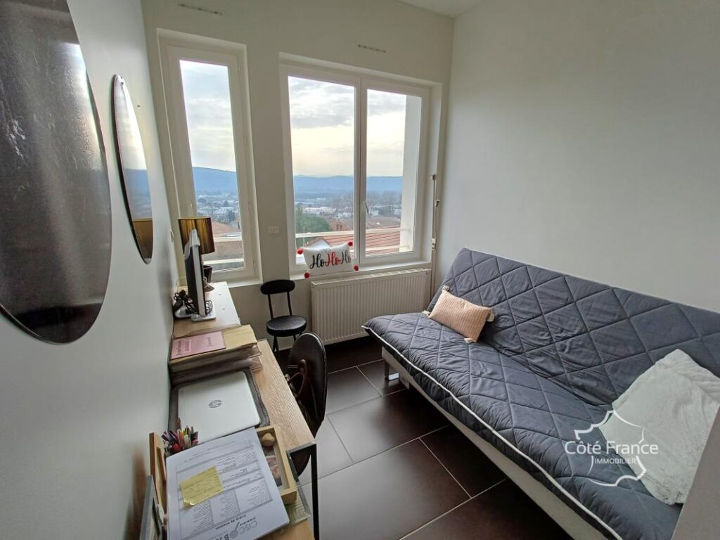 Loft de 129 m2 entièrement rénové, comprenant 4 pièces, dont – 4 pièces – 3 chambres – 129 m²