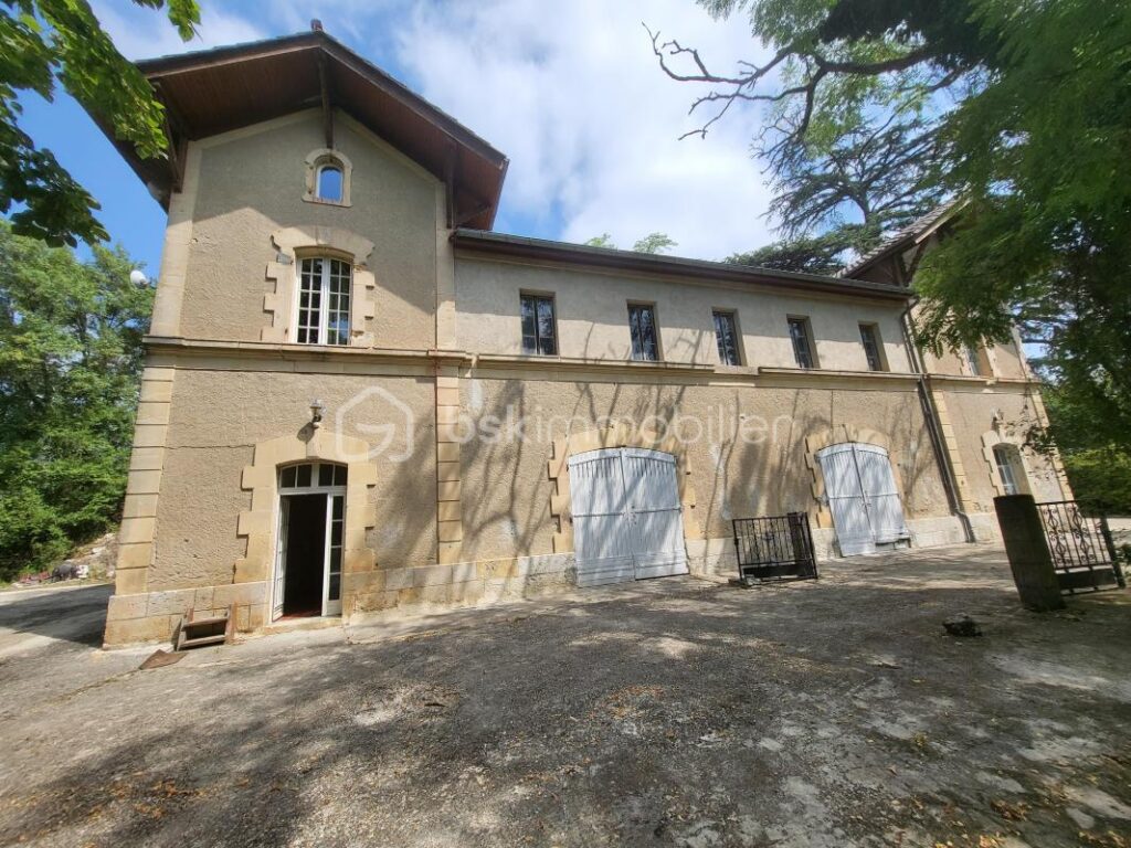 CHATEAU 32 PIECES+DEPENDANCES – PROPRIETE 9 HECTARES – NR pièces – 4 chambres – 919 m²