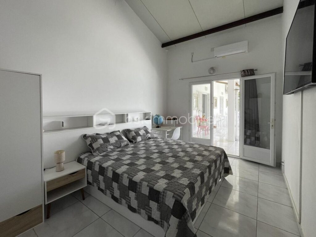 97310 – KOUROU – PROPRIÉTÉ D’EXCEPTION SUR 2,6 HECTARES – MAISON 5 PIÈCES – PISCINE – SUITE PARENTALE – 3 CHAMBRES DE 21 m² AVEC SALLE D’EAU & WC – TERRAIN VIABILISÉ – ZONE AGRICOLE – IDÉAL PROJET AUTONOME, VIVRIER OU ÉCOLOGIQUE – 5 pièces – 4 chambres – 250 m²