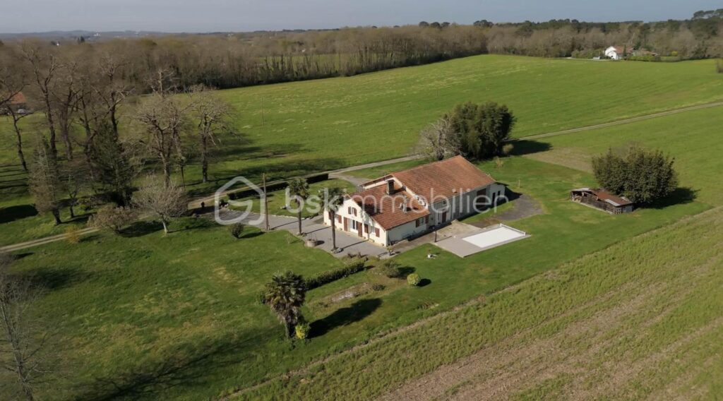 **Maison landaise de caractère avec piscine et parc arboré – Fort potentiel** – 5 pièces – 4 chambres – 164 m²