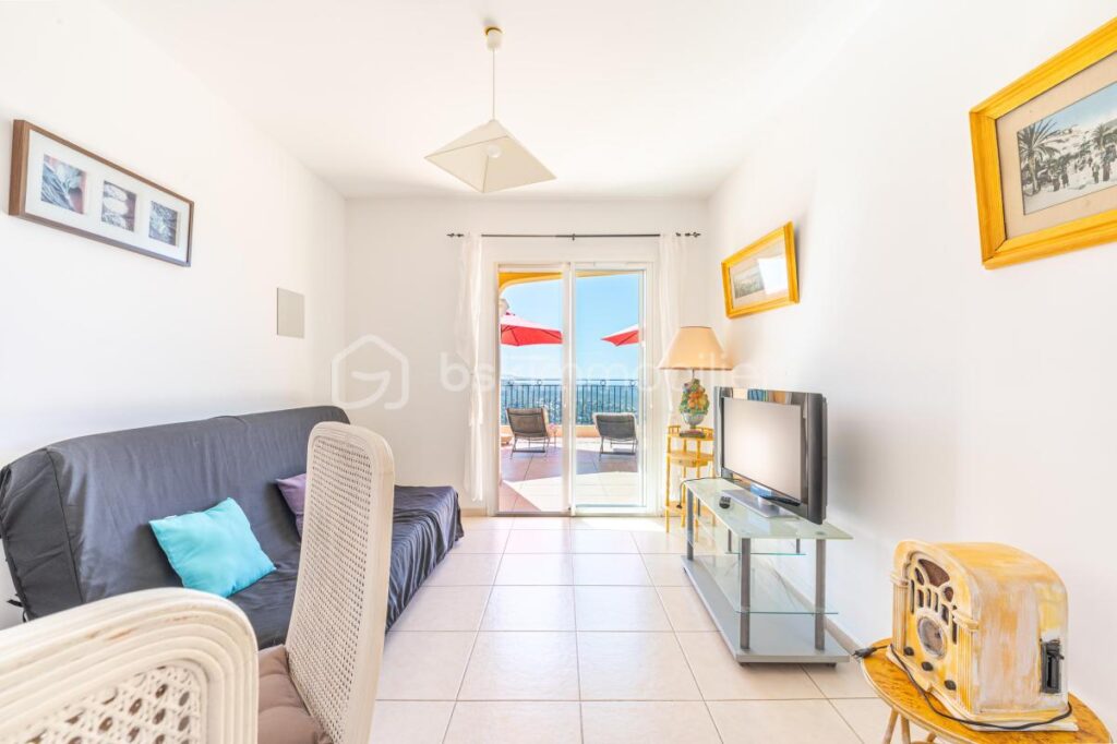 Belle propriété de 230 m² avec vue mer panoramique sur les îles d&rsquo;or – Piscine et ascenseur – 6 pièces – 4 chambres – 230 m²