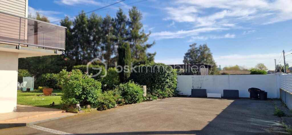 Maison familiale avec T2 indépendant, grands volumes, piscine et magnifique jardin – 5 mns de Dax – 6 pièces – 4 chambres – 200 m²